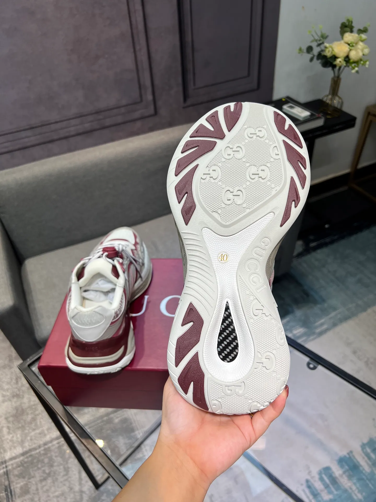 Men's Men's Shoes 💰900 Gucci Gucci 2.0 Sports Shoes Couple's Style Retro Casual Shoes Running Shoes Original Purchase, Development, Production Gucci 2.0 Sports Shoes reinterpret the brand's iconic striped webbing elements. This sneaker reinterprets the iconic details, using thick EVA soles with a smart silhouette, bringing a stable and comfortable wearing experience. Exquisite packaging at the delivery counter. Fabric: original imported cowhide + technical fabrics. Lining: original imported breathable mesh. Sole: original molded ultra-light foam rubber. Bottom thickness: 4CM. Size: 35-40 for women / 39-45 for men.